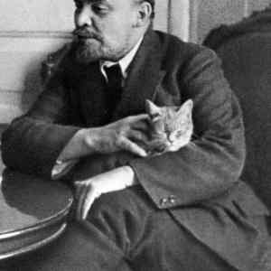 Obrázek 'Lenin with His Cat. Speaking to an American Journalist in the Kremlin - 1920'