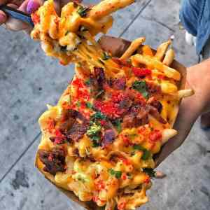 Obrázek 'Mac n 27 cheese french fries covered with candied bacon and crumbled hot cheetos'