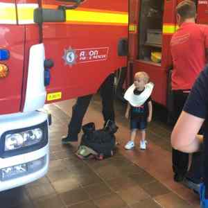 Obrázek 'Maly roumenista hleda pomoc u hasicu'