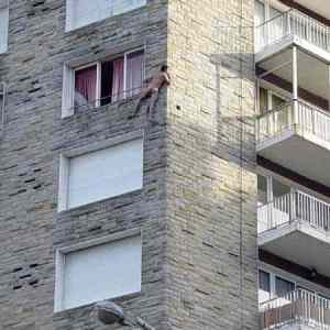 Obrázek 'Naked Man Scales Wall'