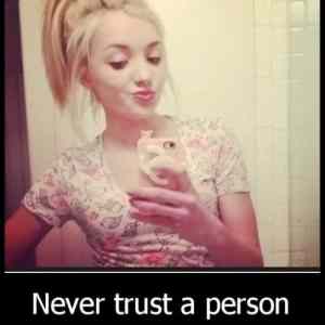 Obrázek 'Never Trust A Person'