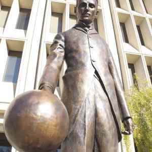 Obrázek 'Nikola Tesla statue in California offers free wifi'