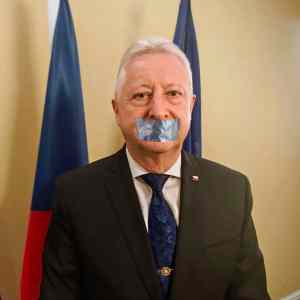 Obrázek 'Nove&nbsp;opraveny&nbsp;oficialni&nbsp;portret&nbsp;ministra&nbsp;obrany&nbsp;Zuny'