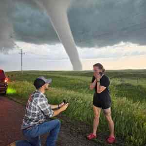 Obrázek 'One storm chaser to marry another'