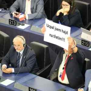 Obrázek 'Pan jeneral Sasko v europarlamentu'