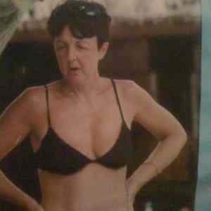 Obrázek 'Paul McCartney at the beach in a bikini'