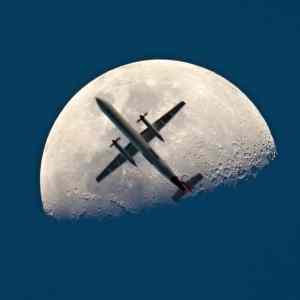 Obrázek 'Picture of the day - Plane in front of moon photo'