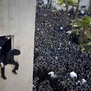 Obrázek 'Pohreb ultraortodoxneho zidovskeho rabina'