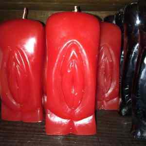 Obrázek 'Praying Hands candle found in store in Memphis'