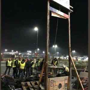 Obrázek 'Protesters-erect-guillotine-in-France'