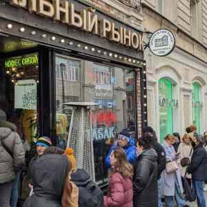 Obrázek 'Rusove obnovili letitou narodni tradici - fronta na vsechno'