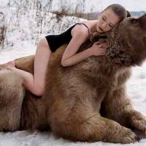 Obrázek 'Russian Model Poses With Bear'