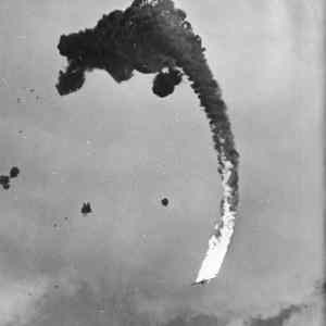 Obrázek 'Sestreleny japonsky bombarder v Pacifiku'