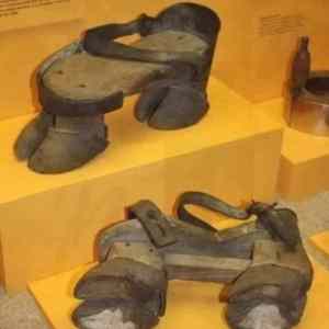 Obrázek 'Shoes used by cattle thief 1800s'