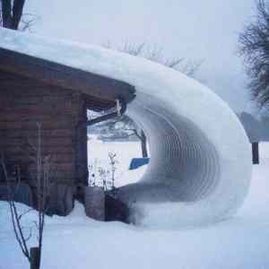 Obrázek 'Snow curling off a roof'