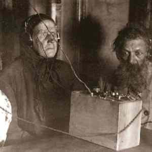 Obrázek 'Soviet peasants listen to radio first time 1928'