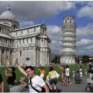 Obrázek 'Taking That Typical Tourist Photo In Pisa'