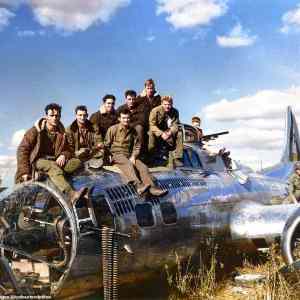 Obrázek 'The crew of B 17G Bolo Babe of the 546 Bomb Squadron'