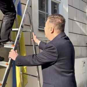 Obrázek 'Tomio&nbsp;Okamura&nbsp;dnes&nbsp;drzel&nbsp;stafle&nbsp;pri&nbsp;vyvesovani&nbsp;ukrajinske&nbsp;vlajky&nbsp;na&nbsp;budovu&nbsp;Sn...'