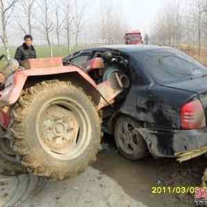 Obrázek 'Tractor vs car'
