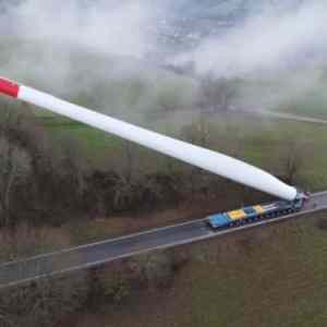 Obrázek 'Transporting a 67 meter wind turbine blade'