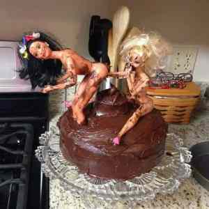 Obrázek 'Two girls one cake'