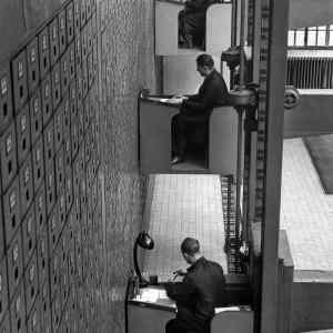 Obrázek 'Urednici na elektrickem vytahu Praha 1937'