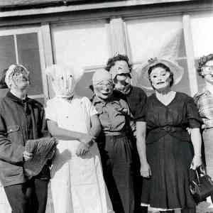 Obrázek 'Vintage Halloween Costumes That Will Scare You To Death'