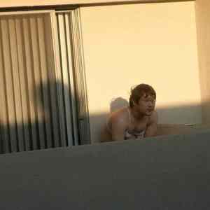 Obrázek 'What&nbsp;Is&nbsp;He&nbsp;Doing&nbsp;With&nbsp;His&nbsp;Hands'