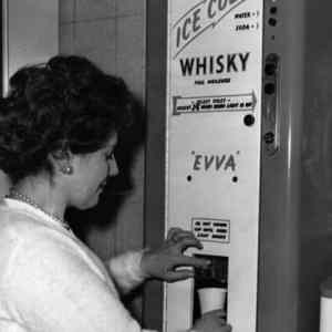 Obrázek 'Whiskey vending machines existed'
