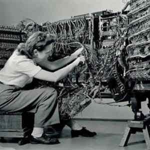 Obrázek 'Woman Wiring An Early Ibm Computer Taken By Berenice Abbott In 1948'