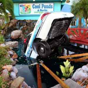 Obrázek 'X- Police Car Crashes Into Water'