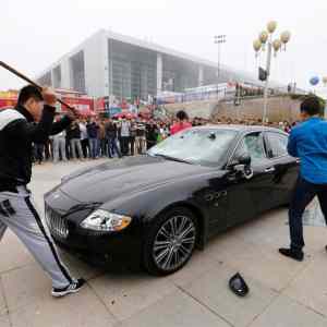 Obrázek 'a man in china smashed his 423000 usd maserati over the repair bill'