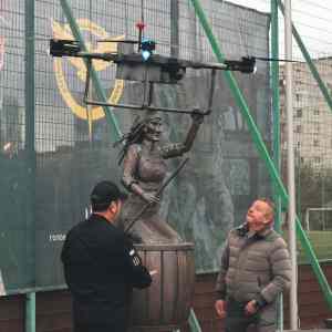 Obrázek 'baba&nbsp;Jaga&nbsp;s&nbsp;dronem'