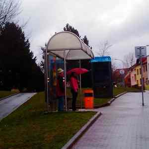 Obrázek 'bez destniku ani pod strechu'