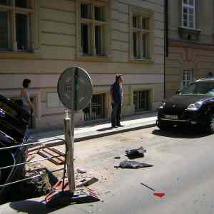 Obrázek 'blondyna a velke porsche 3'