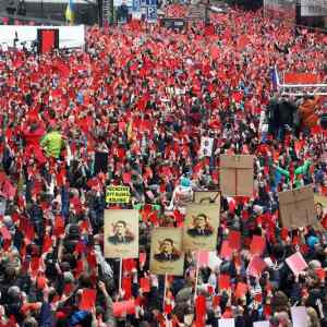 Obrázek 'byvali&nbsp;komunisti&nbsp;si&nbsp;nechavaji&nbsp;rude&nbsp;knizky&nbsp;na&nbsp;pamatku'