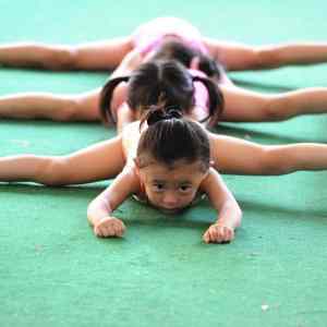 Obrázek 'china-human-centipede-gymnastics'