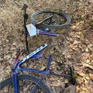 Obrázek 'cyklista sel dom pesky'