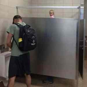 Obrázek 'deda s vnuckou na verejnem WC'