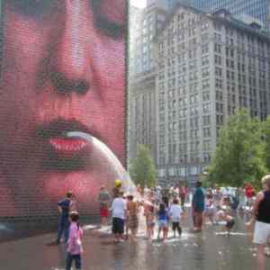 Obrázek 'giant-water-fountain-womans-face-spitting-on-children'