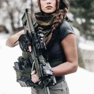Obrázek 'girl and gun 2'