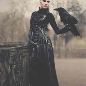 Obrázek 'holka s poradnym cernym ptakem'