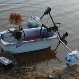 Obrázek 'homemade motorboat'