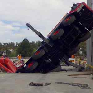 Obrázek 'huge crane accident 4'