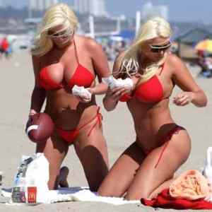 Obrázek 'hugh hefners exgirlfriends look hot eating fast food on the beach'