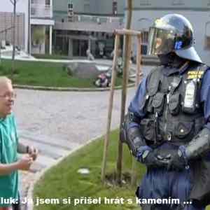 Obrázek 'kluk ktery si prisel hrat s kamenim'