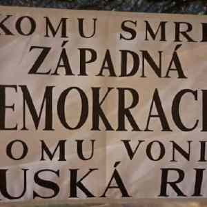 Obrázek 'komu smrdi demokracia'