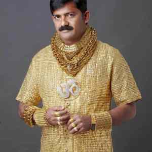 Obrázek 'man with golden shirt'