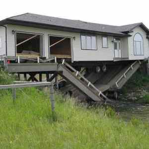 Obrázek 'moving the house across the river'